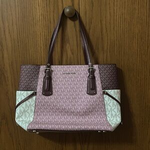 Selling a new MK purse. New, just not my style!